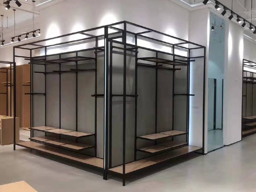 如何能更好的运用服装展柜设计陈列产品