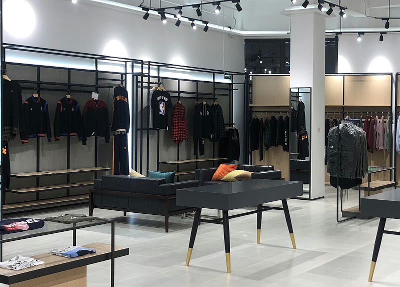 灵闪展柜厂生产的服装展示柜的三大优势