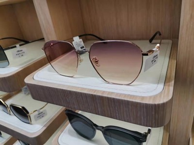 眼镜店中眼镜展柜材质该如何选择