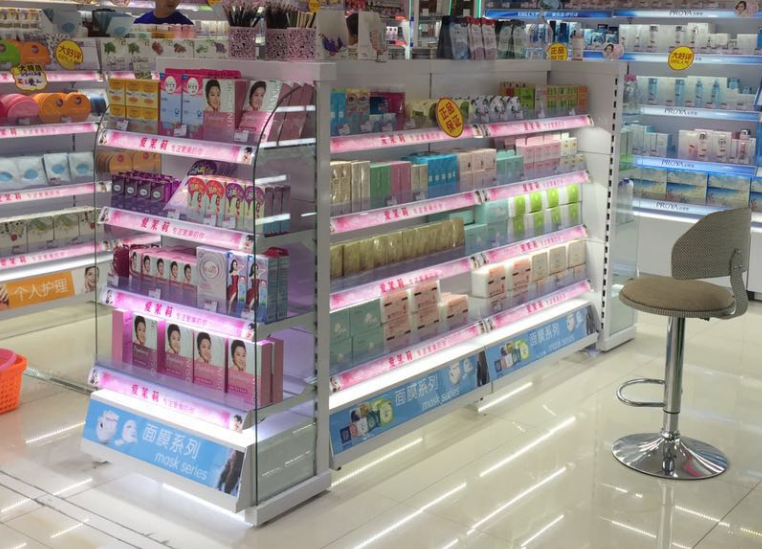化妆品展示柜在商场陈列的位置要求
