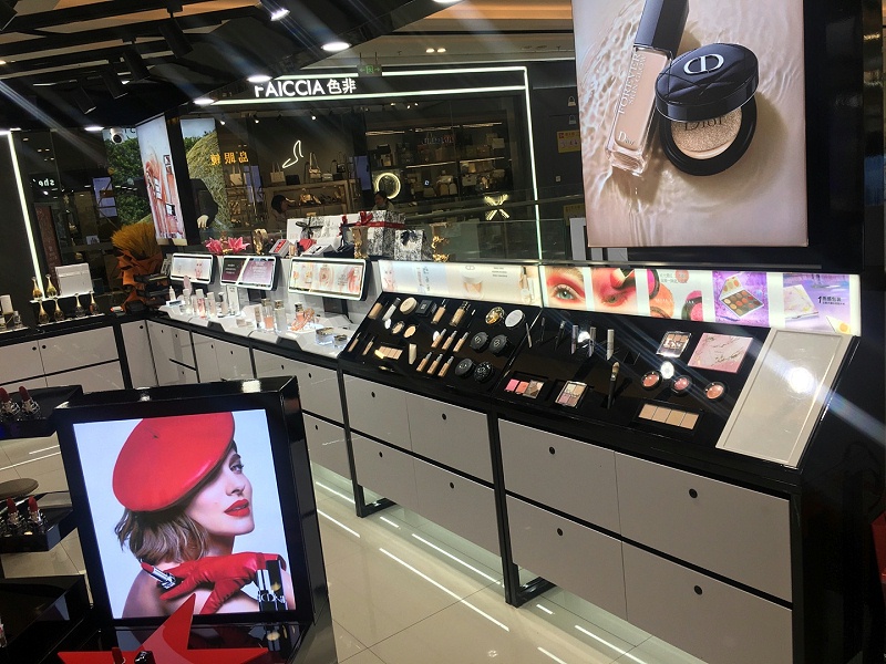 家具与定做展示柜的区别在哪