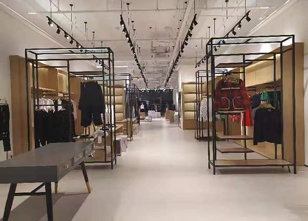 灵闪展柜在服装展柜定做制作中注意哪些事项？