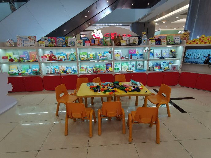 根据什么来选择展示柜厂家