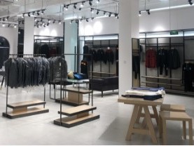 服装展柜定制需要注意的三点事项