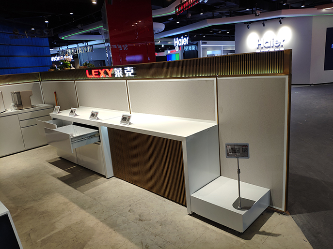 如何选择与产品格调相适应的展示柜