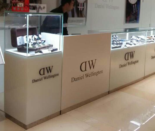 上海展柜厂如何选择展示柜的灯具？
