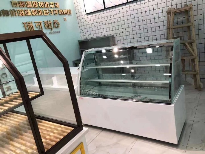 如何用蛋糕展示柜来增加商品的销量？