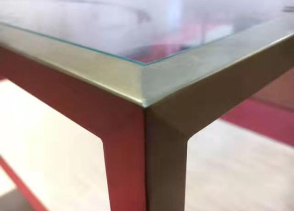服装展示柜为什么要选择铁木结合呢？