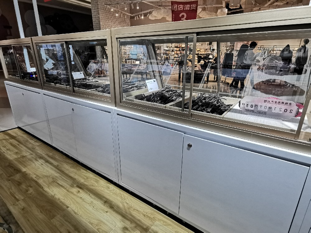 为什么烤漆展柜定制更受喜爱