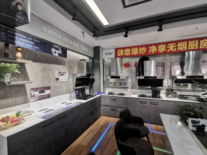 合理运用定制展示柜来突出店铺魅力