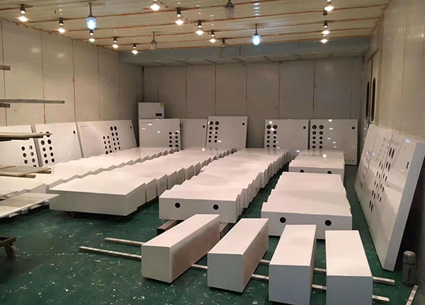 夏季订制烤漆展柜需要注意几点