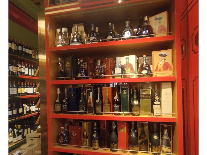 展柜设计中不同色彩呈现不同格调