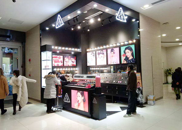 好的化妆品展柜定制厂家能推进化妆品店面的销售