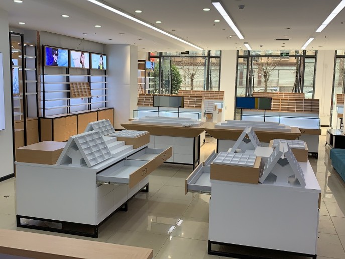 在夏日要如何保养定做眼镜展柜