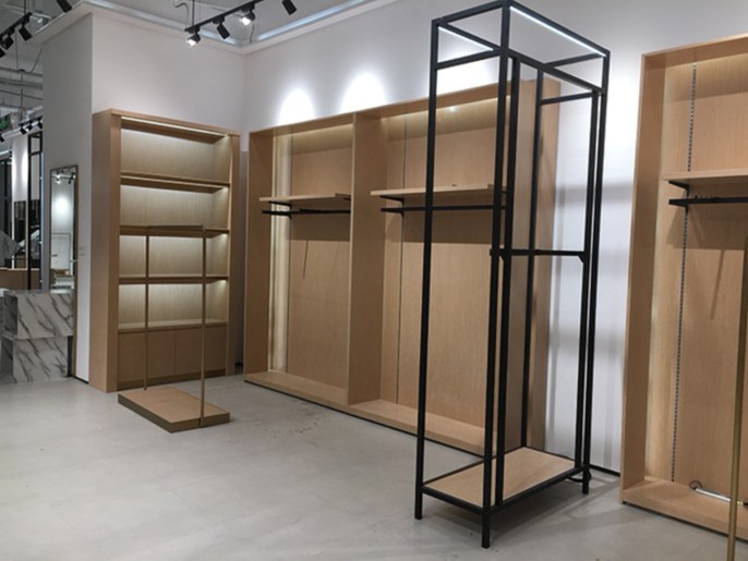 服装展柜维护保养中容易产生的问题及避免方式