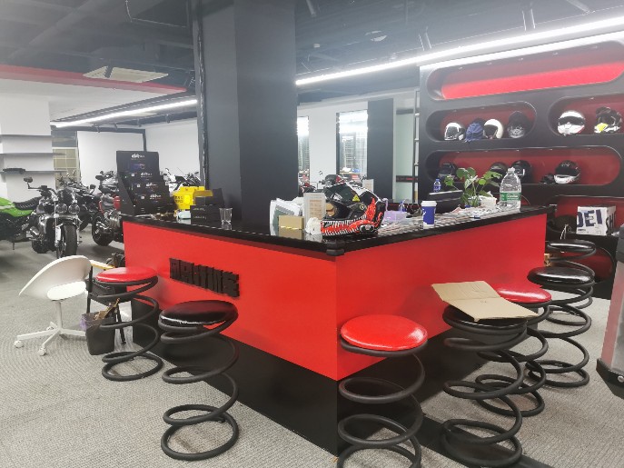 商家要注意定做展示柜的成本控制
