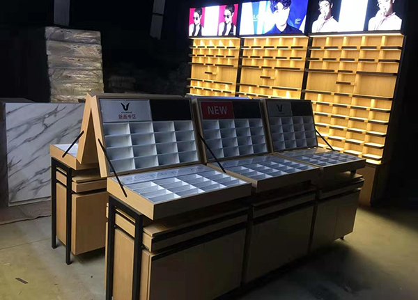 灵闪展柜介绍眼镜展柜设计特点