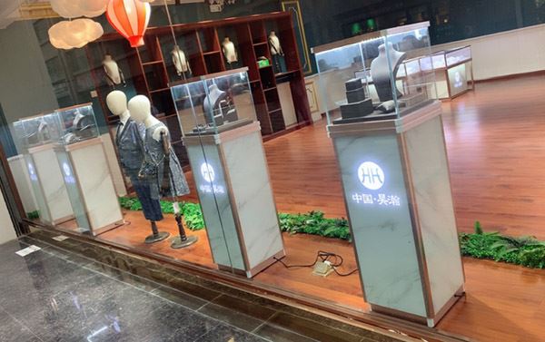 定制珠宝展柜材质的选择很关键 (定制珠宝展示柜的材料选择至关重要。)