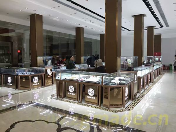 网上定制珠宝展柜要小心小心再小心 (在网上定制珠宝展示柜时要小心。)