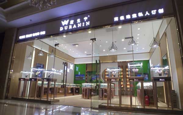 珠宝首饰店展柜价格受到哪些因素影响? (影响珠宝店橱窗价格的因素有哪些?)