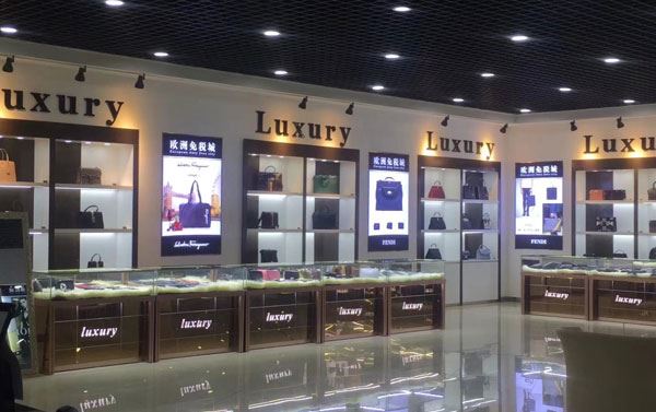 珠宝展柜定做需要注意什么问题？ (定制珠宝展示柜需要注意哪些问题？)