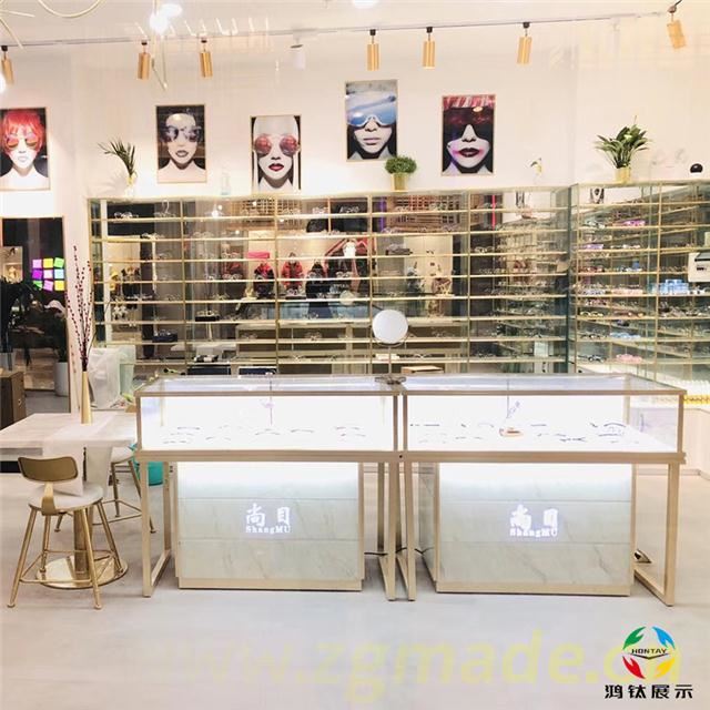 普通玻璃展示架和精品玻璃展示柜的区别 (普通玻璃展示架与精品玻璃展示柜的区别)