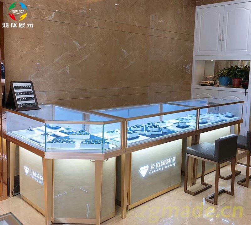 商场玻璃珠宝展示柜，不但不贵，还不止好一点！ (商场的玻璃首饰展示柜不仅物美价廉，而且更好！)