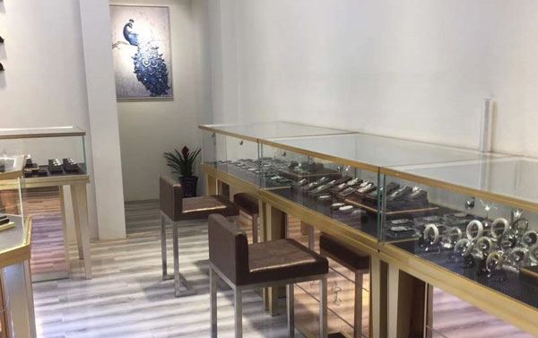 珠宝饰品高柜定制时,要注意哪些问题? (定制珠宝柜需要注意哪些问题?)