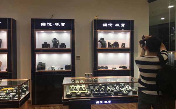 定制珠宝展示展示柜对比现成珠宝展柜 (定制珠宝展示柜与现成珠宝展示柜的对比)