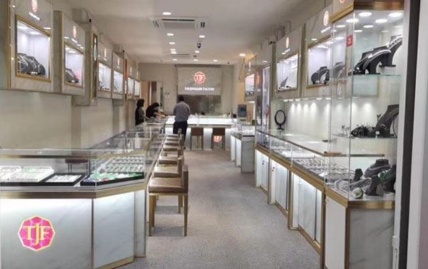 定制玻璃珠宝展柜，更专业的是灵闪展示 (定制玻璃珠宝陈列柜，更专业的是精神闪光展示。)
