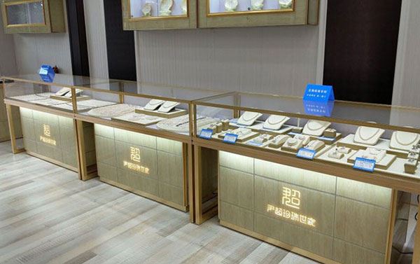 玻璃展柜一般多少钱?价格受什么因素影响? (玻璃陈列柜多少钱？影响价格的因素有哪些？)