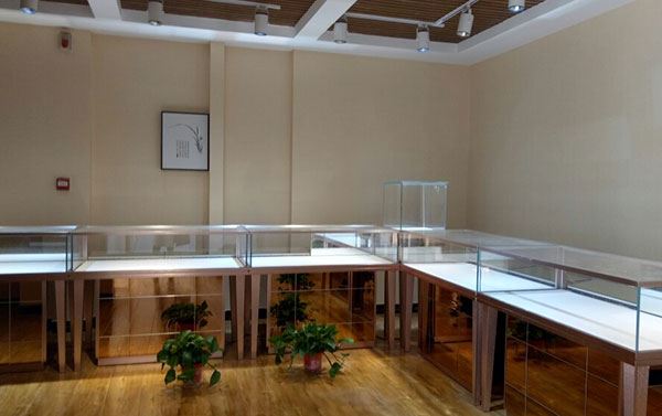 东莞知名展示柜厂家是哪个? (东莞著名的展示柜厂家是哪家？)
