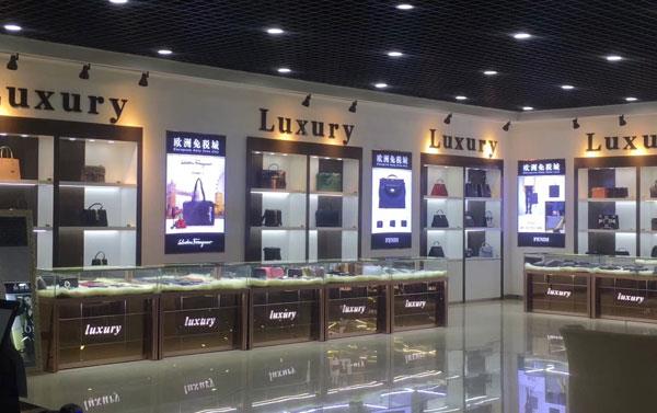 首饰展柜定制的价格是不是越高品质越好？ (珠宝展柜定制价格越高质量越好吗？)