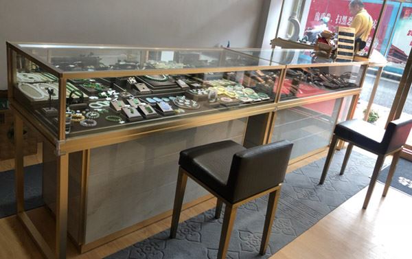怎样辨别玻璃珠宝展柜的甲醛超标 (如何区分玻璃首饰展示柜甲醛超标？)