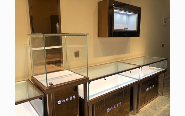 帕敢翡翠·多次定制玻璃珠宝展柜，选择灵闪展示 (敢于多次定制玻璃珠宝展柜，选择灵闪展示。)