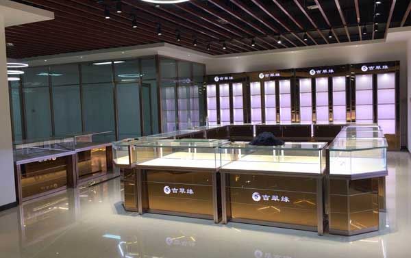 大型商场珠宝展柜设计需注意三个点 (大型商场珠宝展示柜设计要注意三点。)