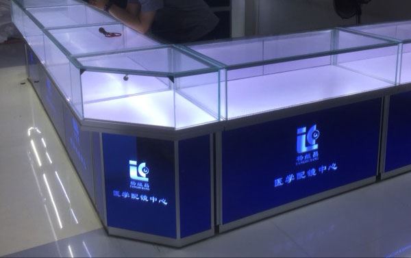 眼镜柜展示柜哪个厂家可以定制? (哪个厂家可以定制眼镜展示柜？)
