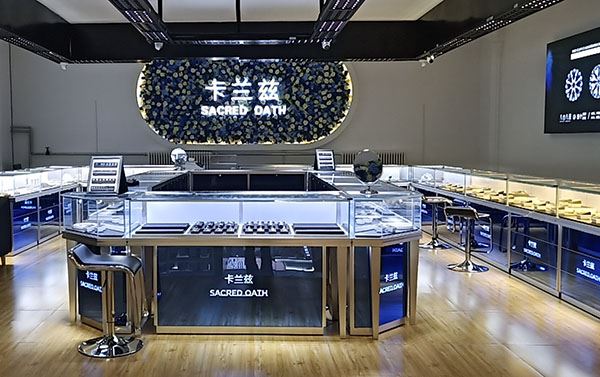 玻璃珠宝展柜定制好处少不了 (玻璃展示柜的定制好处是不可或缺的。)
