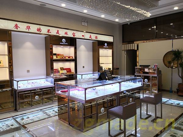灵闪珠宝展柜厂家提醒用户的防潮措施 (闪亮珠宝展柜制造商提醒用户采取防潮措施。)