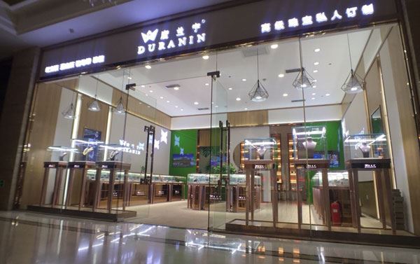 首饰展示柜如何设计更加时尚?注意以下几点就够了 (如何设计更时尚的珠宝展示柜？注意以下几点。)