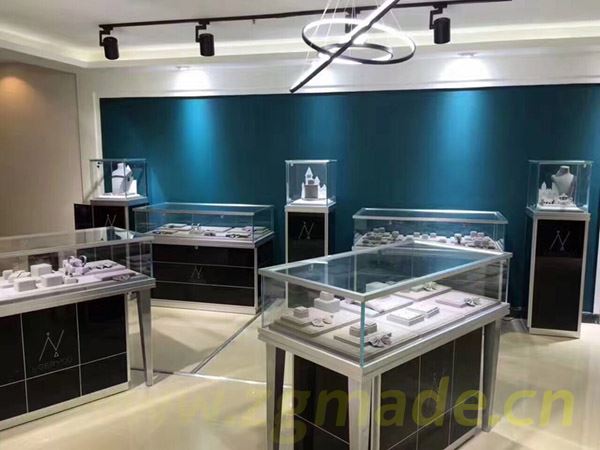 玻璃珠宝展柜消费者的选购变化分析 (消费者购买玻璃展示柜的变化分析)