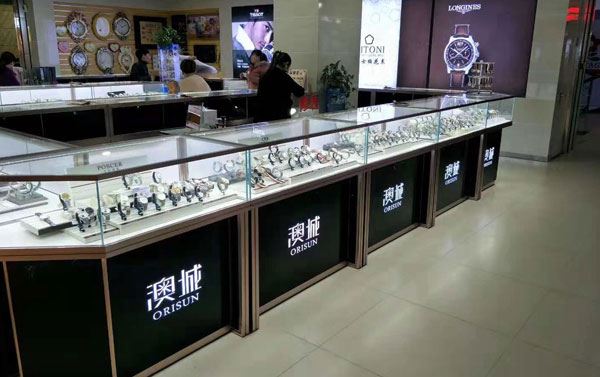 商场展柜安装费用怎么算的? (商场的展柜安装费用怎么算？)