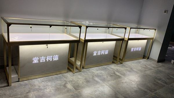 玻璃珠宝展柜选购的基本原则 (选择玻璃陈列柜的基本原则)