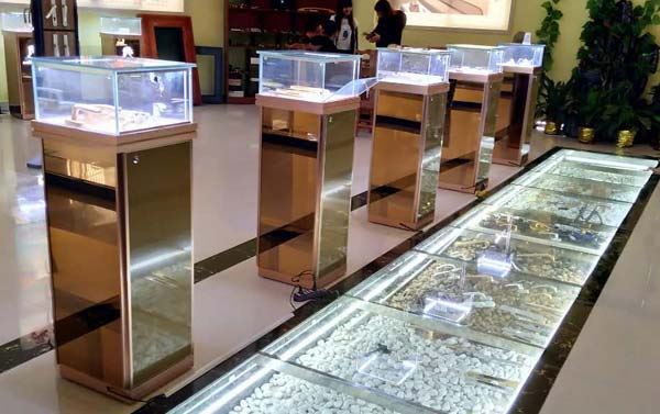 小饰品展示柜价格谁知道? (谁知道小珠宝展示柜的价格？)