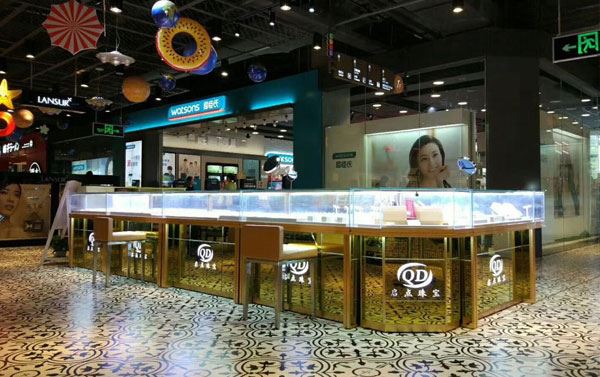 黄金饰品展柜一般用哪种材质? (黄金首饰展示柜常用什么材质？)