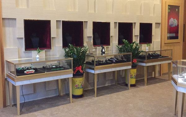 玻璃展柜一般要多少钱? (玻璃陈列柜通常要多少钱？)