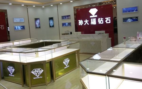 铝合金玻璃展示柜可以进行定制吗?有哪些注意事项? (铝合金展示柜可以定制吗？有哪些注意事项？)