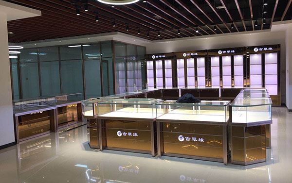 看到这样的玻璃珠宝展柜就直接定吧 (看到这样的玻璃珠宝展柜，就预定吧。)