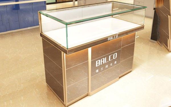 哪里有玻璃展示柜，这个厂大家都定制了 (玻璃展示柜在哪里？这个厂每个人都定制过。)