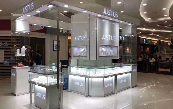 云南珠宝展示柜定做哪家好?四个方面来看 (云南最好的珠宝展示柜是哪家？从四个方面。)